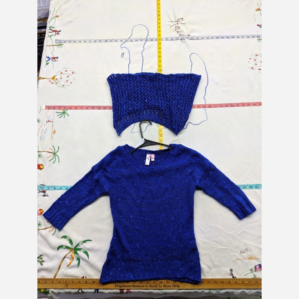 Women's Small Dolled Up Acrylic Sweater + Neck War
